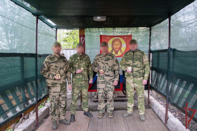 Росгвардейцам, выполняющим задачи в зоне проведения специальной военной операции, переданы религиозные символы трех конфессий
