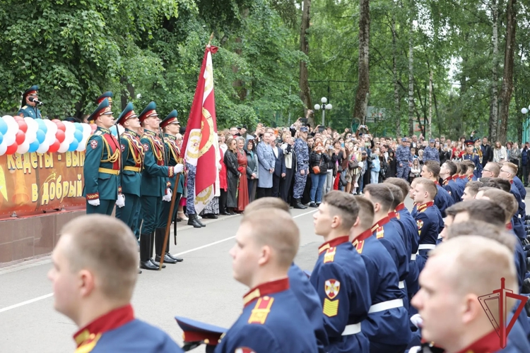 Выпускники кадетского училища Росгвардии простились со Знаменем (видео)