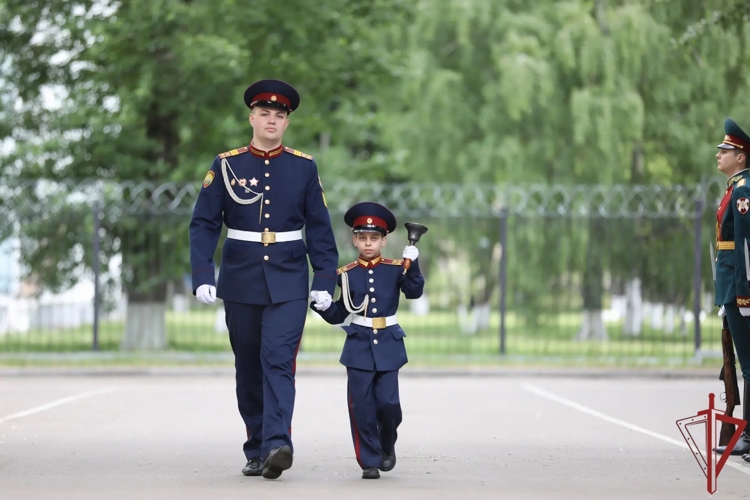 Выпускники кадетского училища Росгвардии простились со Знаменем (видео)