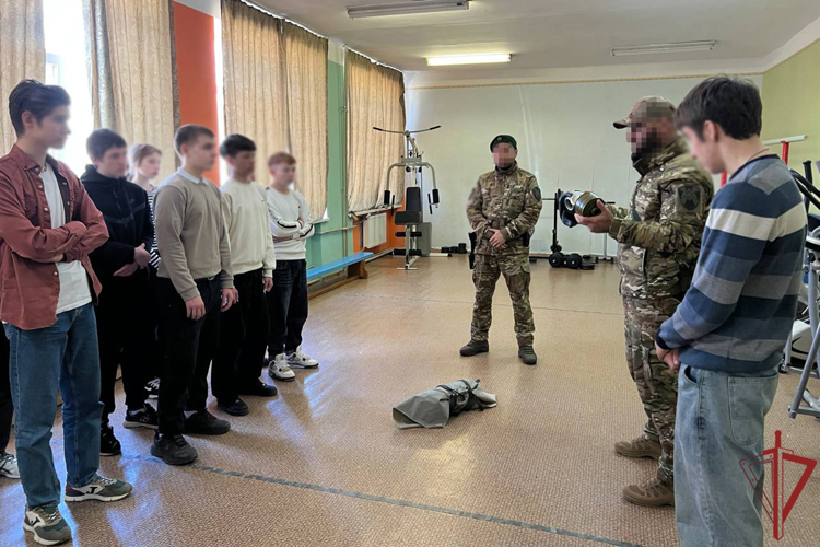 Росгвардейцы провели военно-патриотическую игру «Зарница» для школьников в Херсонской области