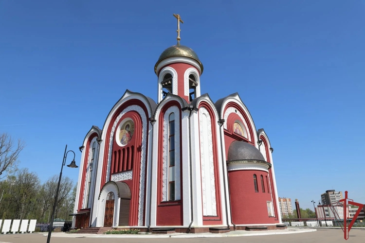 Благодарственный молебен с крестным ходом состоялся в Главном храме Росгвардии в преддверии Дня Победы (видео)