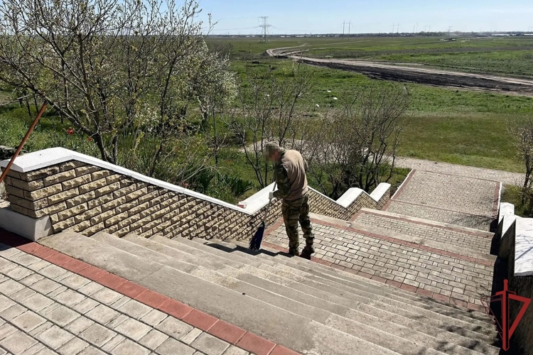 Росгвардейцы провели акцию по сохранению исторической памяти к 81-й годовщине Великой Победы в новых российских регионах (видео)