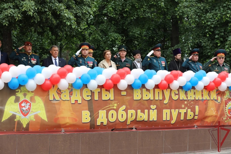 Выпускники кадетского училища Росгвардии простились со Знаменем (видео)