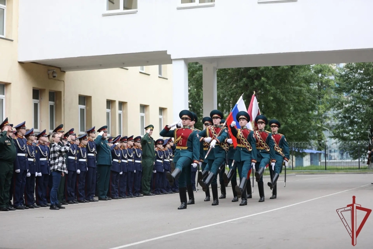 Выпускники кадетского училища Росгвардии простились со Знаменем (видео)