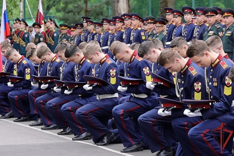 Выпускники кадетского училища Росгвардии простились со Знаменем (видео)