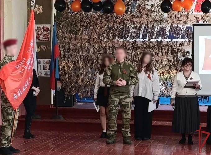 Росгвардейцы в ЛНР приняли участие в торжественной передаче Знамени Победы между школами республики