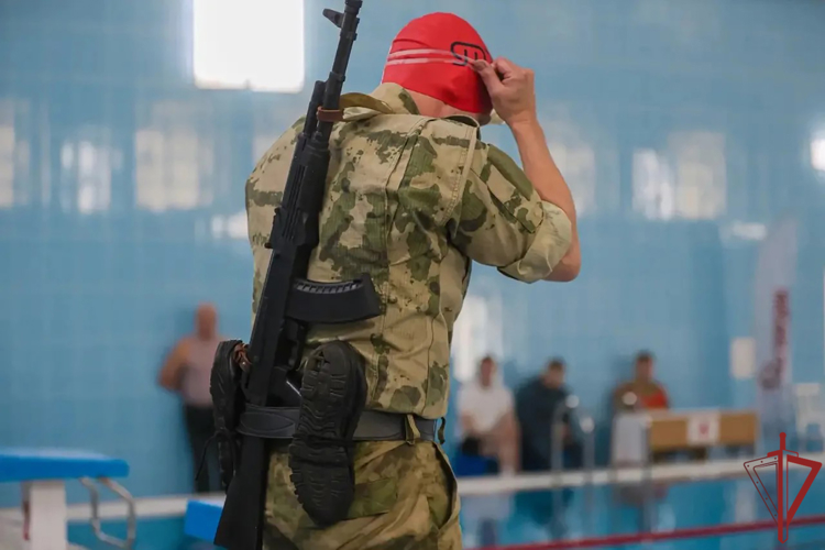 Определены победители чемпионата Росгвардии по плаванию с автоматом