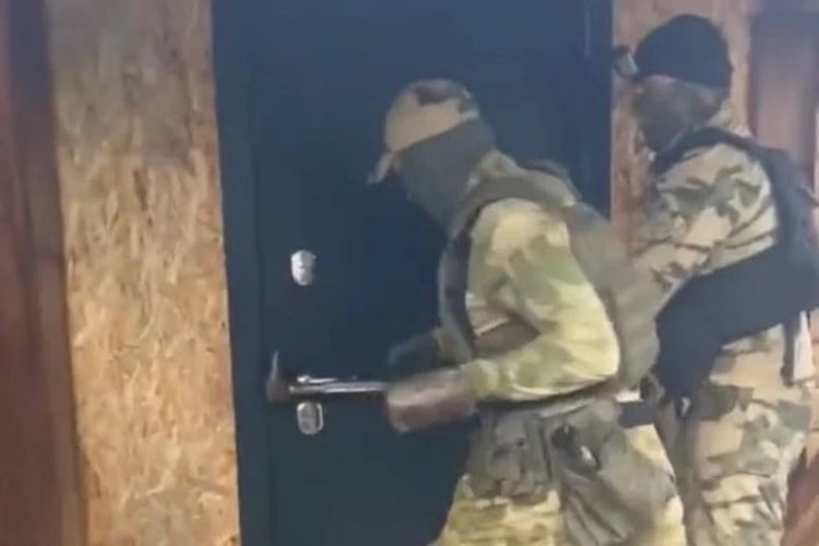 В Курганской области при силовой поддержке СОБР Росгвардии задержаны подозреваемые в хищении выплат у бойца СВО (видео)