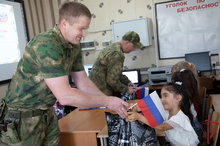 Военнослужащие и сотрудники Росгвардии поздравили жителей Луганской Народной Республики с Днем России 