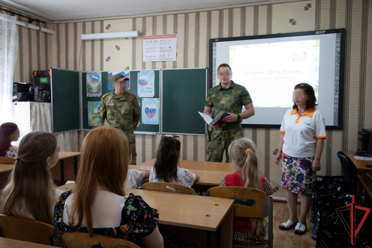 Военнослужащие и сотрудники Росгвардии поздравили жителей Луганской Народной Республики с Днем России 