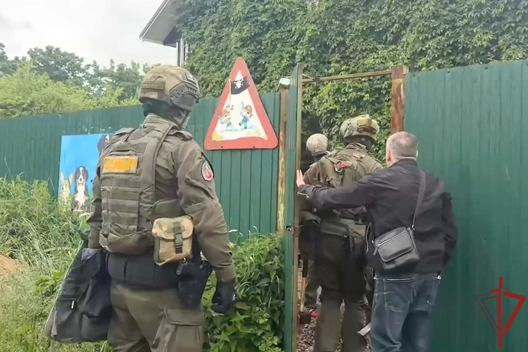 В Санкт-Петербурге СОБР Росгвардии оказал силовую поддержку полицейским в задержании подозреваемых в организации экстремистского сообщества