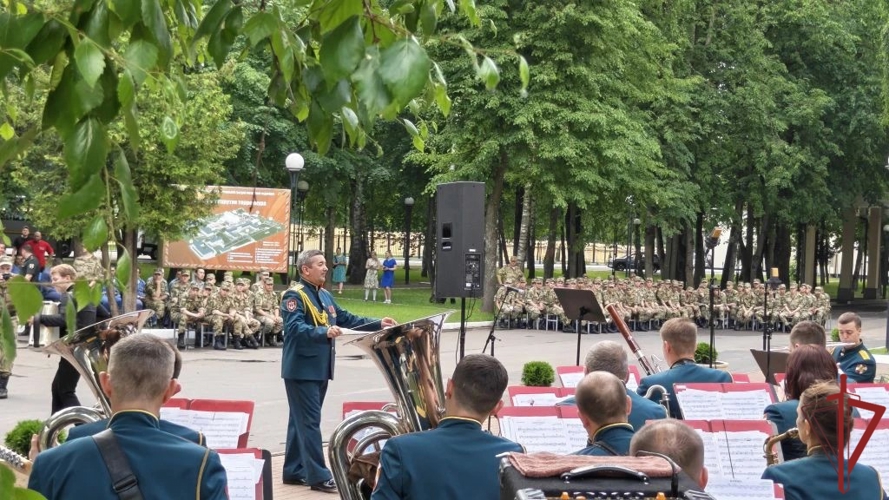 Представители центрального аппарата Росгвардии совместно с АНО «Победоносец» поздравили раненых бойцов с Днем России в Главном госпитале ведомства