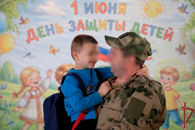 Росгвардейцы из зоны СВО записали видеообращение и поздравили юных россиян с Днем защиты детей (видео)