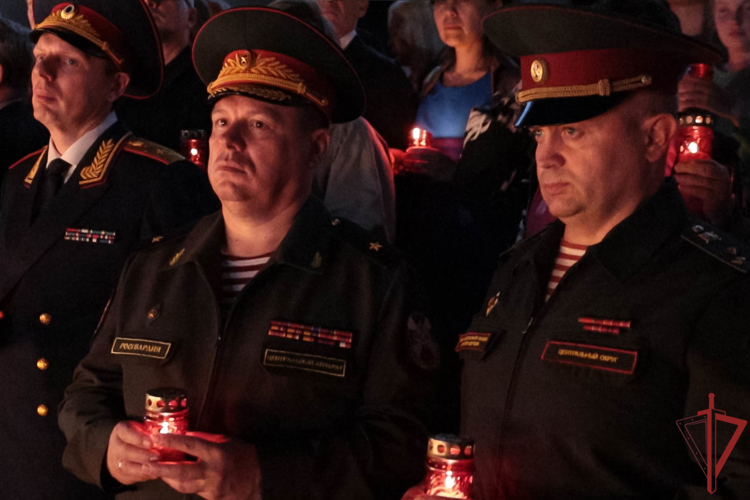 Военнослужащие Росгвардии приняли участие в акции «Свеча памяти» на Поклонной горе в Москве