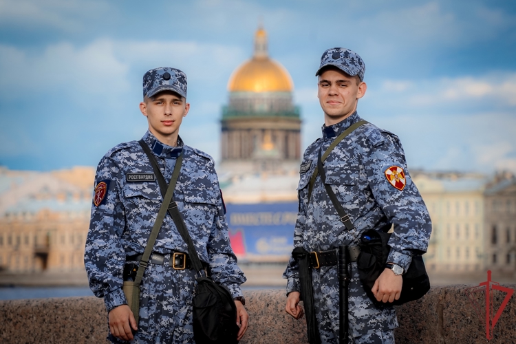 Сотрудники и военнослужащие Росгвардии приняли участие в обеспечении безопасности на празднике выпускников «Алые паруса» в Санкт-Петербурге .