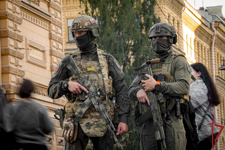 Сотрудники и военнослужащие Росгвардии приняли участие в обеспечении безопасности на празднике выпускников «Алые паруса» в Санкт-Петербурге .