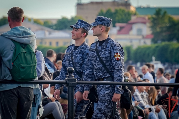 Сотрудники и военнослужащие Росгвардии приняли участие в обеспечении безопасности на празднике выпускников «Алые паруса» в Санкт-Петербурге .