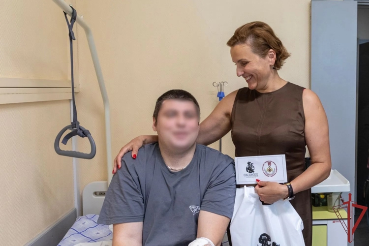 Представители центрального аппарата Росгвардии совместно с АНО «Победоносец» поздравили раненых бойцов с Днем России в Главном госпитале ведомства