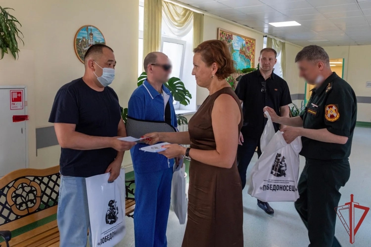 Представители центрального аппарата Росгвардии совместно с АНО «Победоносец» поздравили раненых бойцов с Днем России в Главном госпитале ведомства
