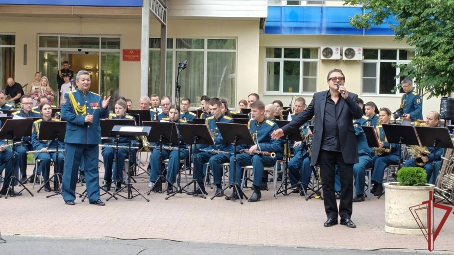 Представители центрального аппарата Росгвардии совместно с АНО «Победоносец» поздравили раненых бойцов с Днем России в Главном госпитале ведомства