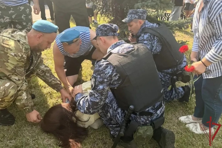 Росгвардейцы оказали помощь беременной женщине во время празднования Дня ВДВ в Ярославле
