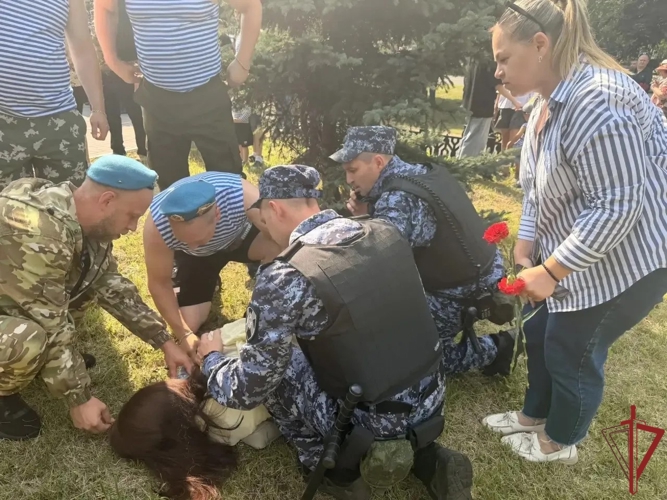 Росгвардейцы оказали помощь беременной женщине во время празднования Дня ВДВ в Ярославле