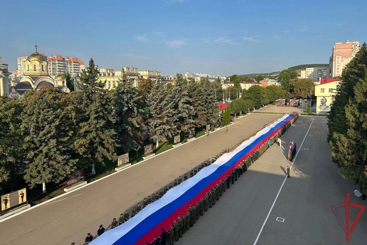 В Саратовском военном Краснознаменном ордена Жукова институте войск национальной гвардии Российской Федерации отметили День Государственного флага