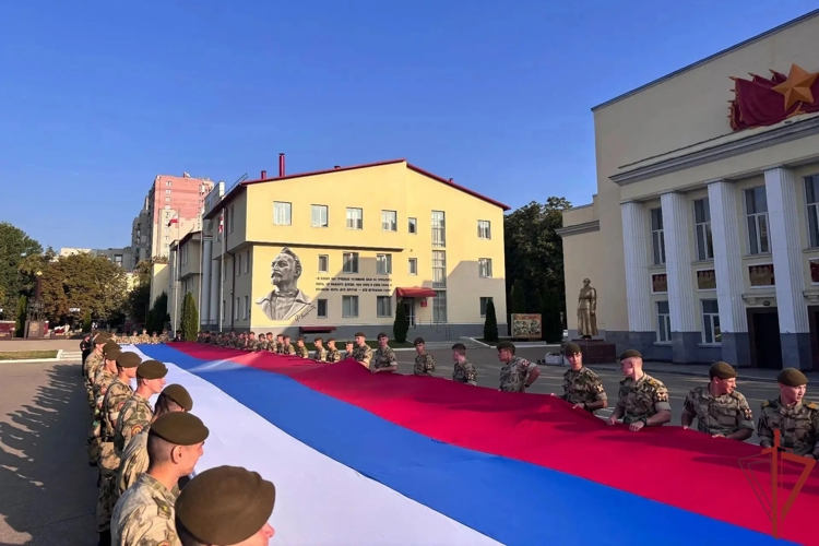 В Саратовском военном Краснознаменном ордена Жукова институте войск национальной гвардии Российской Федерации отметили День Государственного флага