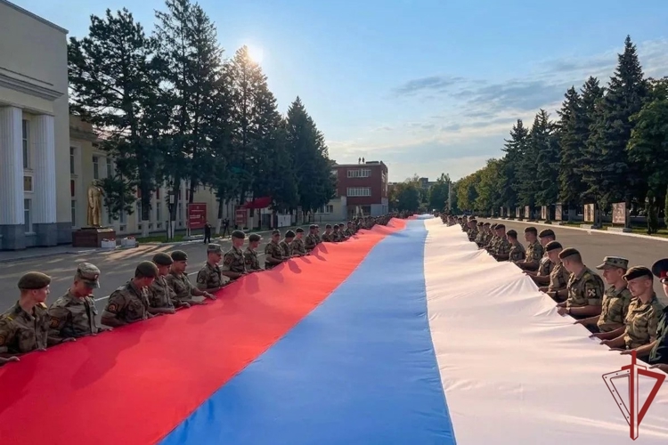 В Саратовском военном Краснознаменном ордена Жукова институте войск национальной гвардии Российской Федерации отметили День Государственного флага