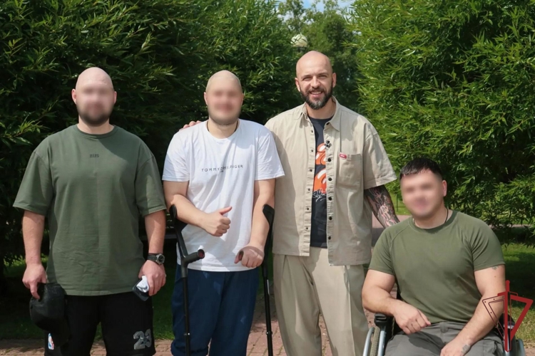 Рэпер ST посетил раненых росгвардейцев в Главном военном клиническом госпитале ведомства