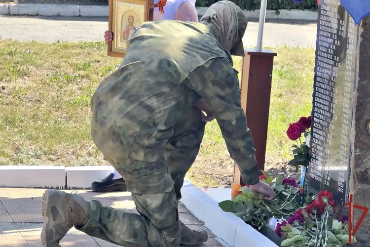 Росгвардейцы почтили память погибших мирных жителей в ЛНР