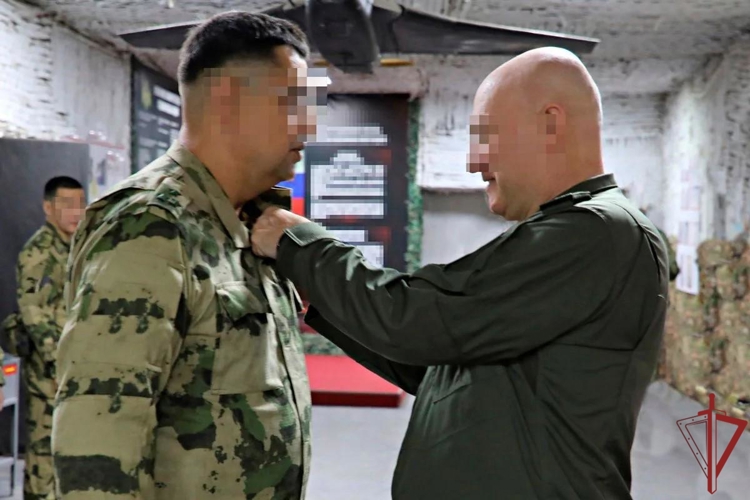 В ЛНР заместитель командующего группировкой войск национальной гвардии наградил отличившихся росгвардейцев 