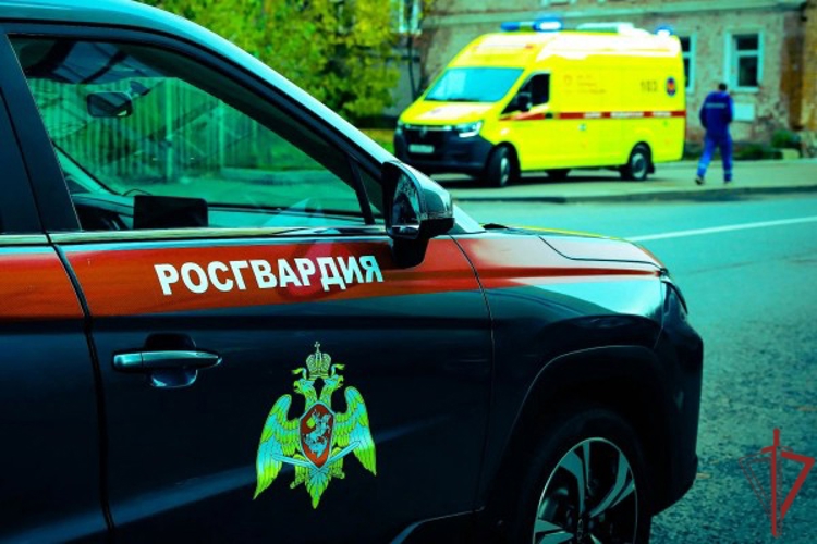 Сотрудник Росгвардии оказал помощь пенсионерке, которой стало плохо на избирательном участке в Москве
