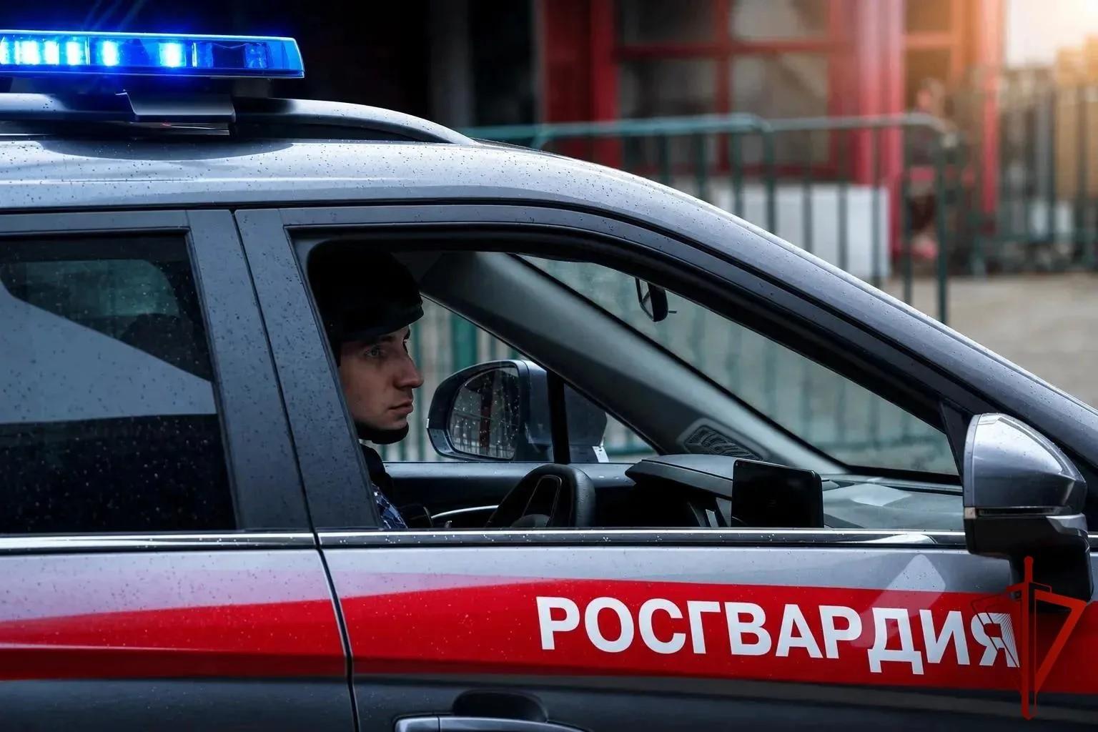 В Москве росгвардейцы задержали гражданина, подозреваемого в нападении с ножом в торговом центре (видео)