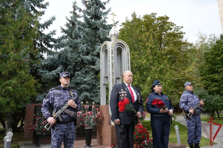 Московские росгвардейцы провели памятное возложение цветов к мемориалу жертв теракта на Каширском шоссе