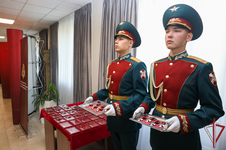 Заместитель директора Росгвардии вручил ордена Мужества и медали «За отвагу» росгвардейцам-участникам СВО, находящимся на излечении в Главном госпитале ведомства (видео)