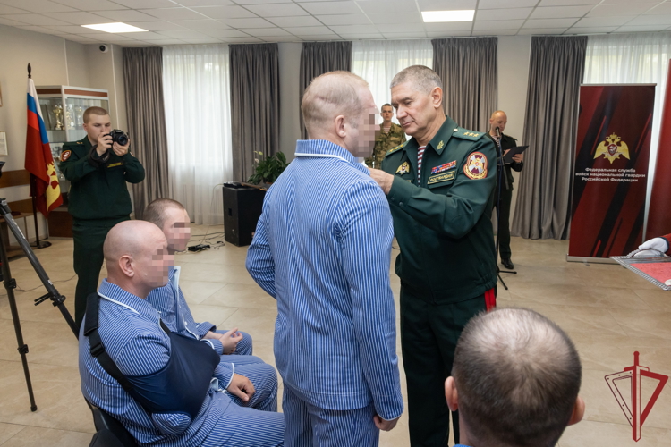 Заместитель директора Росгвардии вручил ордена Мужества и медали «За отвагу» росгвардейцам-участникам СВО, находящимся на излечении в Главном госпитале ведомства (видео)