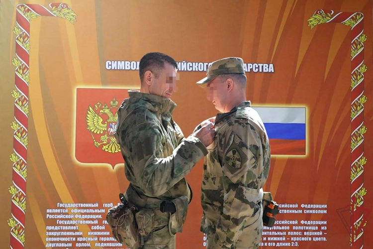 Командующий группировкой войск национальной гвардии вручил награды отличившимся росгвардейцам в зоне СВО