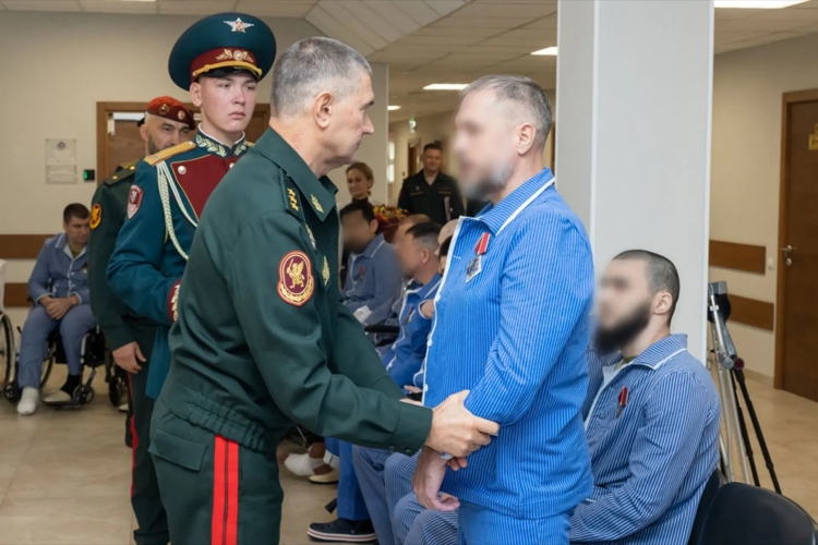 Заместитель директора Росгвардии вручил ордена Мужества и медали «За отвагу» росгвардейцам-участникам СВО, находящимся на излечении в Главном госпитале ведомства (видео)