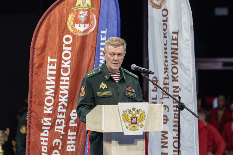 Заместитель директора Росгвардии генерал-полковник Владислав Ершов вручил награды победителям чемпионата по самбо и боевому самбо на Кубок Героя России генерал-полковника Анатолия Романова (видео)