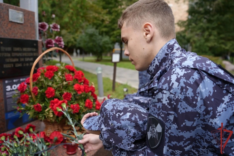 Московские росгвардейцы провели памятное возложение цветов к мемориалу жертв теракта на Каширском шоссе