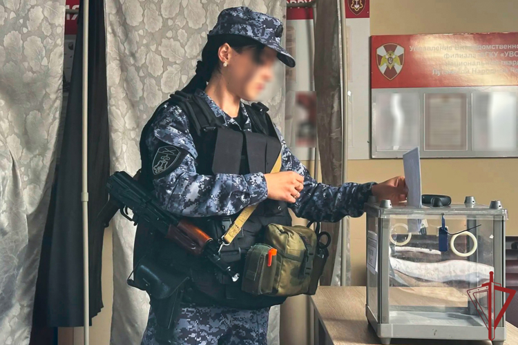 В ЛНР росгвардейцы отдали голоса в первый день Единого дня голосования