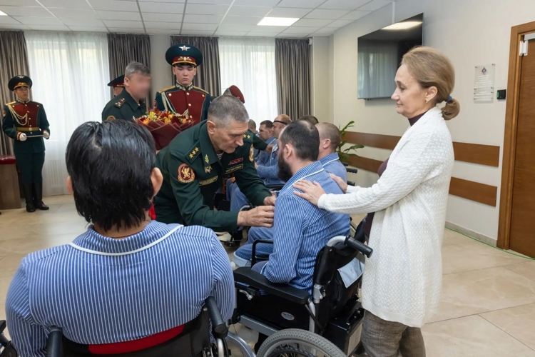 Заместитель директора Росгвардии вручил ордена Мужества и медали «За отвагу» росгвардейцам-участникам СВО, находящимся на излечении в Главном госпитале ведомства (видео)