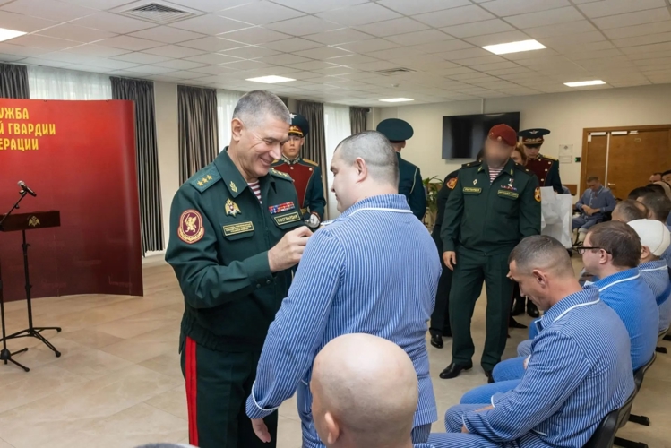 Заместитель директора Росгвардии вручил ордена Мужества и медали «За отвагу» росгвардейцам-участникам СВО, находящимся на излечении в Главном госпитале ведомства (видео)