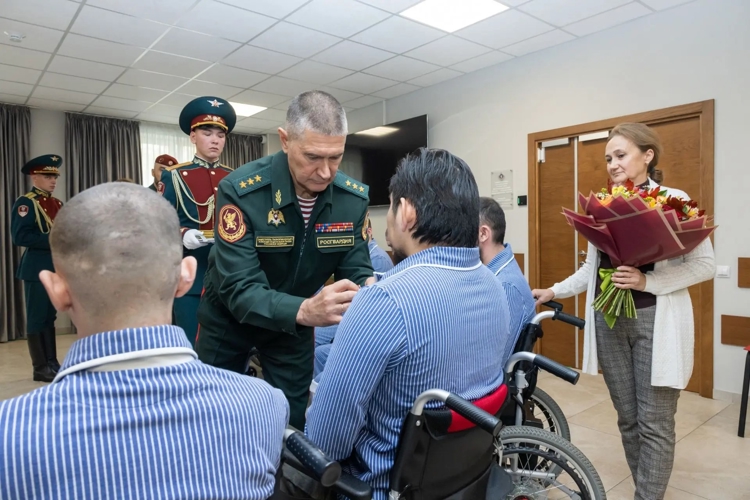 Заместитель директора Росгвардии вручил ордена Мужества и медали «За отвагу» росгвардейцам-участникам СВО, находящимся на излечении в Главном госпитале ведомства (видео)