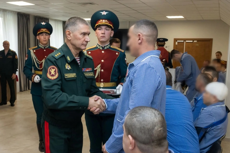Заместитель директора Росгвардии вручил ордена Мужества и медали «За отвагу» росгвардейцам-участникам СВО, находящимся на излечении в Главном госпитале ведомства (видео)