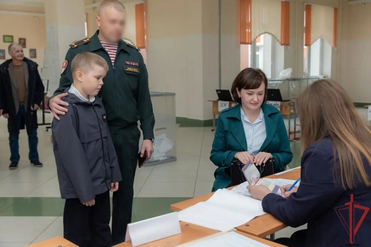 Росгвардейцы принимают участие в Едином дне голосования (видео)