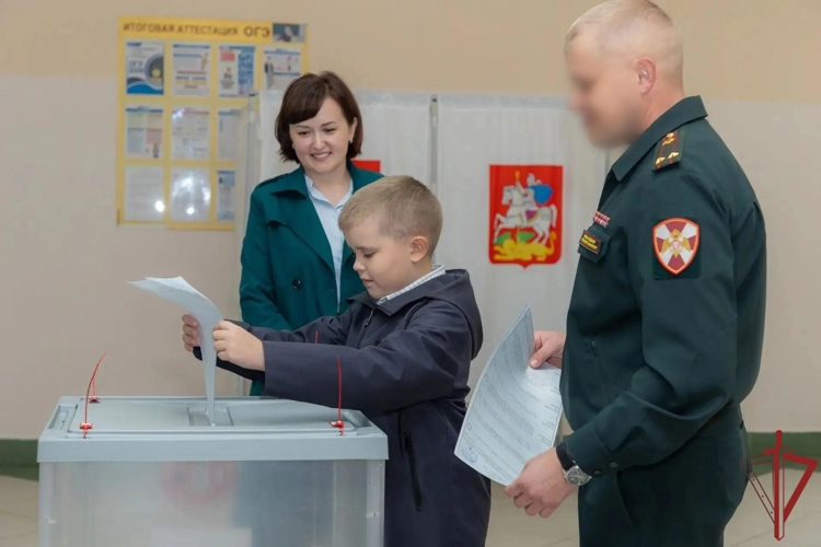 Росгвардейцы принимают участие в Едином дне голосования (видео)