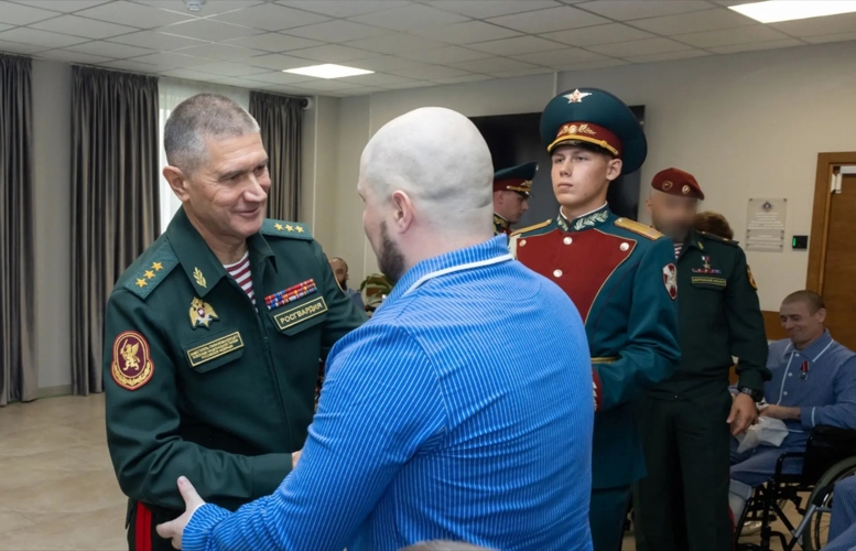 Заместитель директора Росгвардии вручил ордена Мужества и медали «За отвагу» росгвардейцам-участникам СВО, находящимся на излечении в Главном госпитале ведомства (видео)
