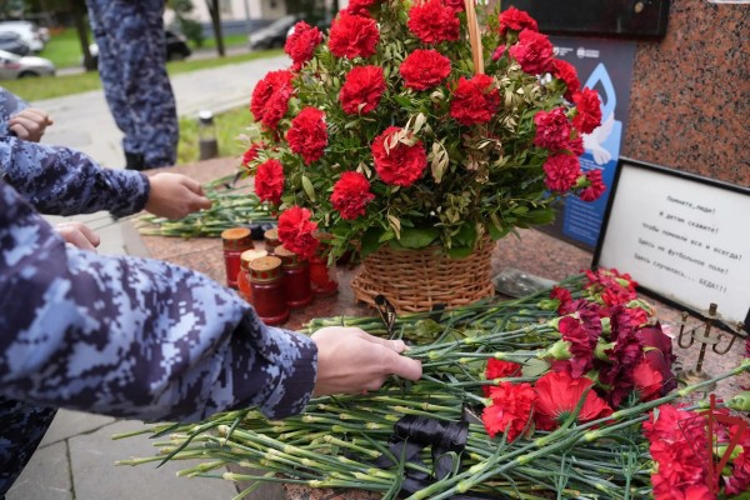 Московские росгвардейцы провели памятное возложение цветов к мемориалу жертв теракта на Каширском шоссе